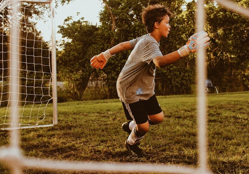 Junge beim Fußballspielen