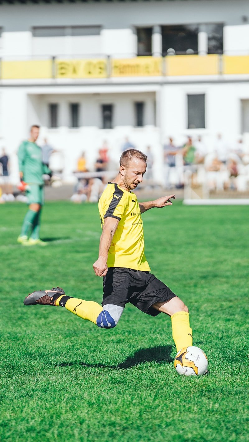 Spieler im Trikot am Ball