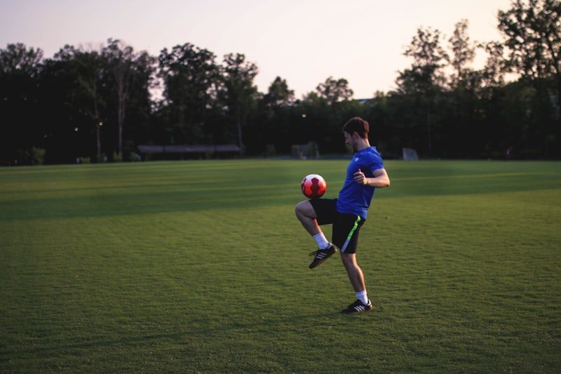 Spieler jongliert den Ball